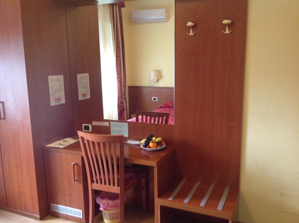 Guglielmo Marconi House Hotel Рим Екстериор снимка